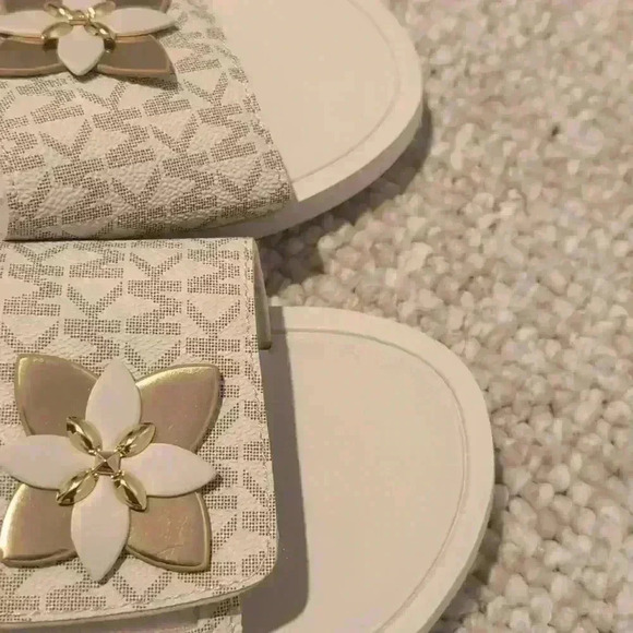New Michael Kors flip flops - Picture 5 of 9